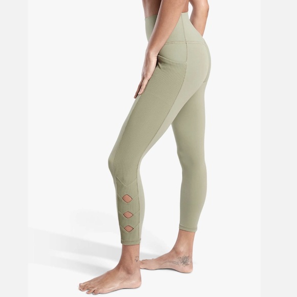 Athleta Pants - HP ❤️ Athleta Salutation Stash Pocket Leggings